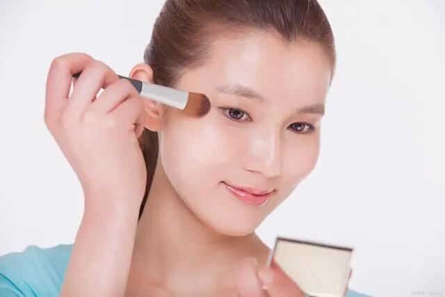黑眼圈和眼袋如何遮盖？应该选用什么颜色的遮瑕膏？