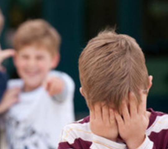 如何教自闭症儿童拔河以进行粗大运动训练？