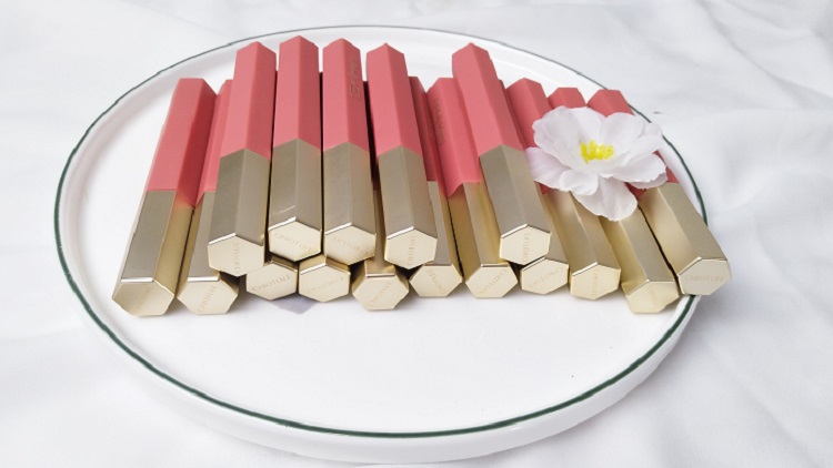 广州学化妆美甲培训哪家好？