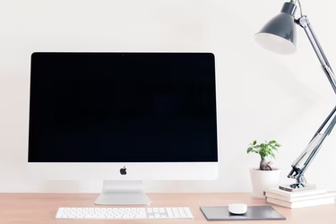 Mac版Word全屏后顶部出现黑色栏，如何设置消除？