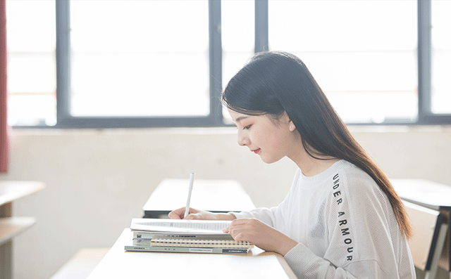 SAT写作中如何用好连接词，让文章更连贯？