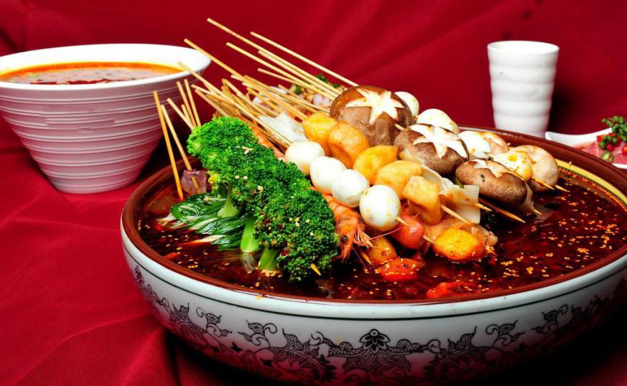麻辣烫的底料应该怎么熬制？