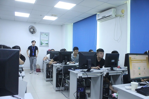 课间练习老师在监督学员