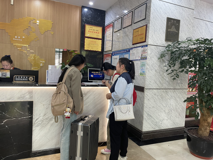 机构前台西安