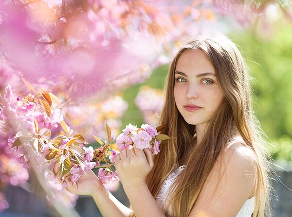 纹绣师和美发师哪个更吃香职业前景深度解析