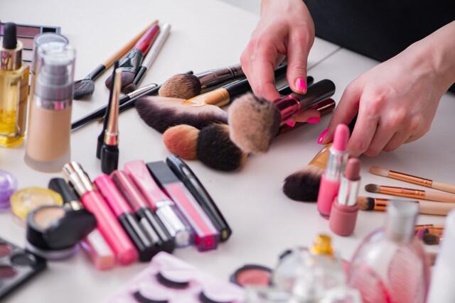 学化妆到底选纹绣还是美甲全方位解析