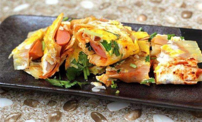 街边烤冷面为啥香酱料和烤制手法有啥不一样