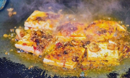 铁板豆腐外酥里嫩是怎么做的
