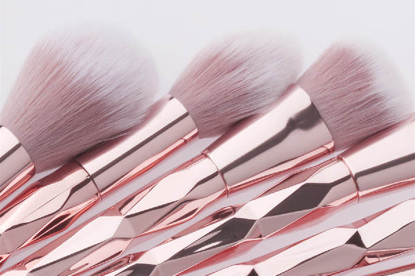 新手化妆入门指南：先掌握这5个基础技巧