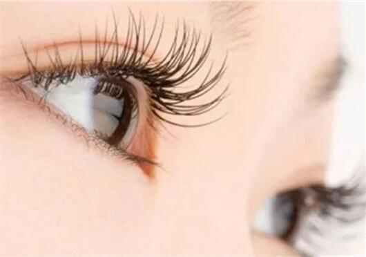 嫁接的睫毛短时间内脱落和操作有关吗