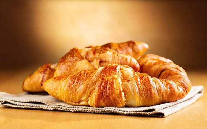 马卡龙制作时开裂空心的问题该怎样调整