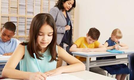 英语听力选项总在两个答案间纠结怎样提高准确率